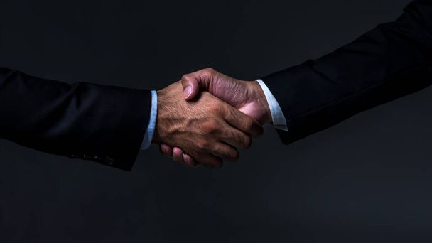Geschäftsleute schütteln Hände. Geschäftsmann beim Händeschütteln während eines Meetings im Büro - Foto, Bild