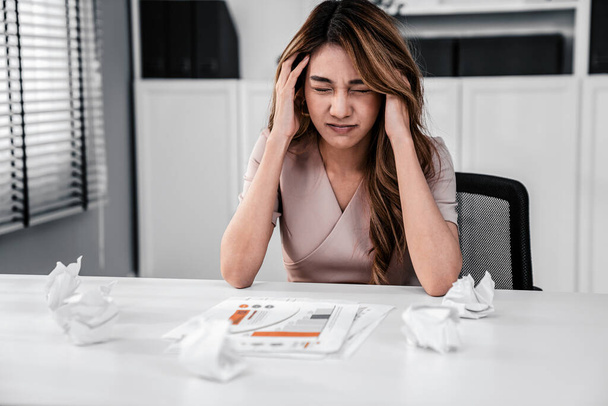 A competent female employee who has become completely exhausted as a result of overburdened work. Concept of unhealthy life as an office worker, office syndrome. - Zdjęcie, obraz