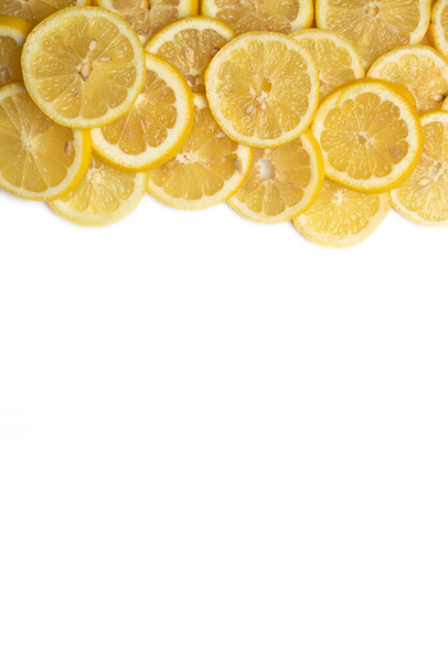 rebanadas de limón superpuestas sobre fondo blanco con espacio de copia - Foto, Imagen