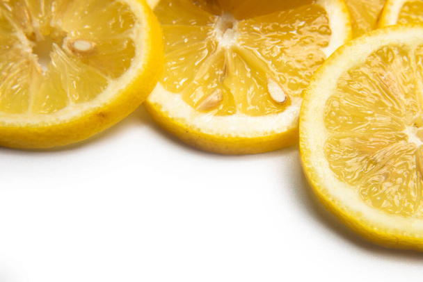 překrývající se plátky citronu na bílém pozadí s kopírovacím prostorem - Fotografie, Obrázek