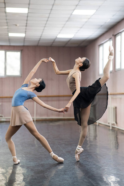 Two Asian ballerinas are dancing in the class - Фото, зображення