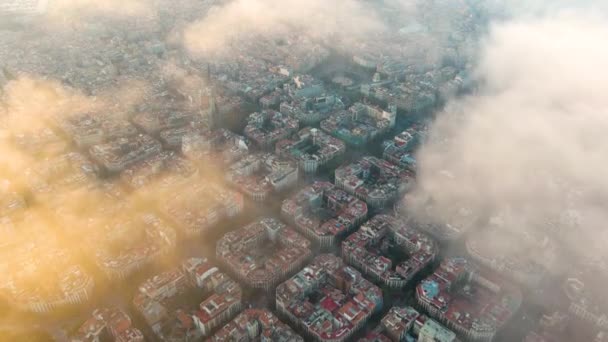 Вертолет-дрон Барселона Сити над облаками и туманом, площадь Каталонии, городская сеть Эшампле, Каталония, Испания - Кадры, видео