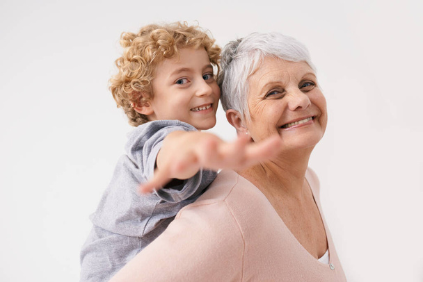 Портрет, катание на спине или счастливая бабушка с игривым ребенком или улыбка, обнимающая или улыбающаяся с любовью, как семья вместе. Рука, мальчик или весело пожилая бабушка расслабляет, связывая или играя на пенсии. - Фото, изображение