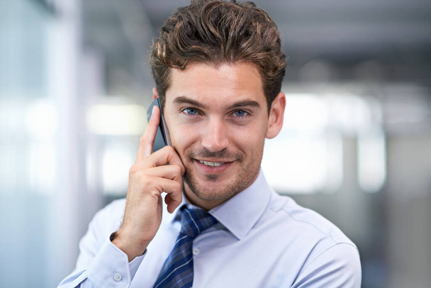 Могу я поговорить с вашим боссом? Молодой бизнесмен на телефоне в офисе - Фото, изображение