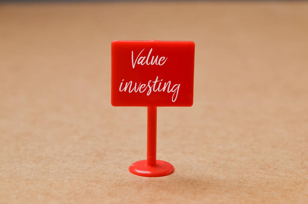 Οδική πινακίδα με κείμενο ΑΞΙΑ INVESTING. Αξία ανάπτυξης, προστιθέμενη αξία, προστιθέμενη αξία ή έννοια της επιχειρηματικής ανάπτυξης. - Φωτογραφία, εικόνα