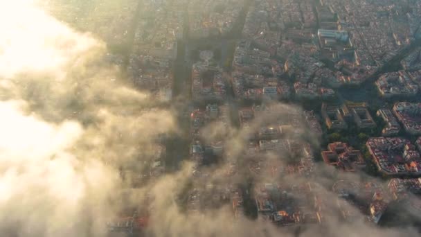 Вертолет-дрон Барселона Сити над облаками и туманом, площадь Каталонии, городская сеть Эшампле, Каталония, Испания - Кадры, видео