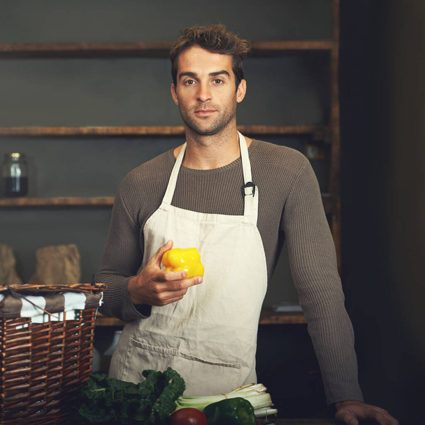 Σεφ, πιπέρι και πορτρέτο του ανθρώπου στην κουζίνα με λαχανικά για σοβαρή χορτοφαγική, υγιεινή διατροφή ή vegan συστατικά. Μαγειρική, αρσενικό μάγειρας εκμετάλλευση Capsicum και τα τρόφιμα από τον Καναδά σε ρουστίκ εστιατόριο. - Φωτογραφία, εικόνα