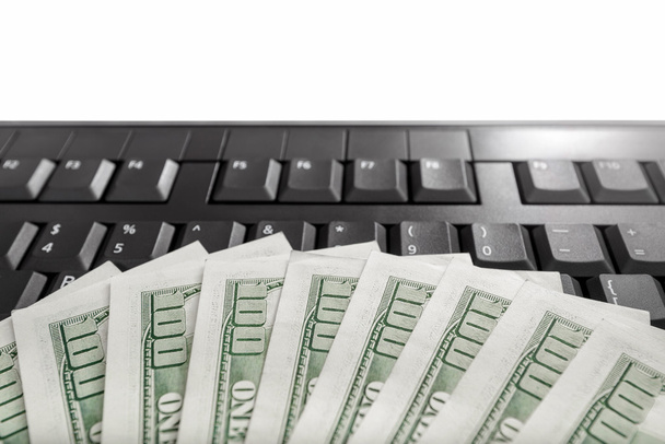 Dinero en el teclado del ordenador
 - Foto, Imagen