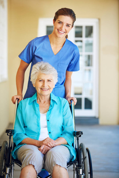 Portrait, infirmière ou vieille femme heureuse en fauteuil roulant en clinique hospitalière aidant un patient âgé à obtenir du soutien. Confiance, sourire ou soignant de soins de santé parlant à une personne âgée handicapée. - Photo, image