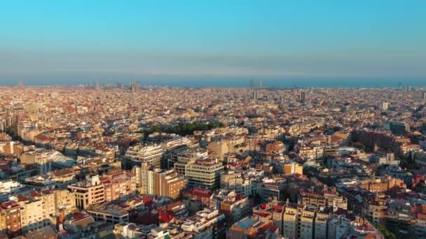 Вид с воздуха на горизонт Барселоны, Грасиа и Эшампле на закате солнца, Каталония, Испания - Кадры, видео