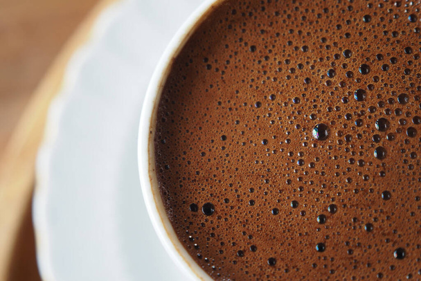 верхний вид горячего кофе с пузырьком на белом фоне , - Фото, изображение