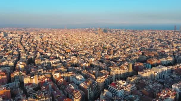 Вид с воздуха на горизонт Барселоны, Грасиа и Эшампле на закате солнца, Каталония, Испания - Кадры, видео