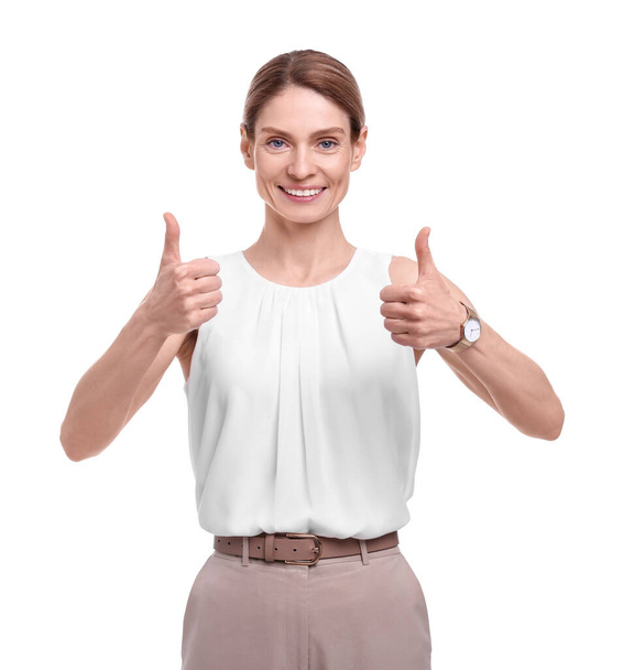 Piękny szczęśliwy bizneswoman pokazując kciuki w górę na białym tle - Zdjęcie, obraz