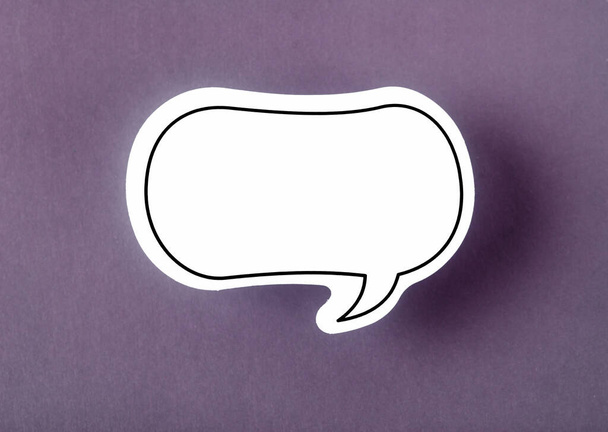 Speech bubble with copy space communication talking speaking concepts on purple background. - Φωτογραφία, εικόνα