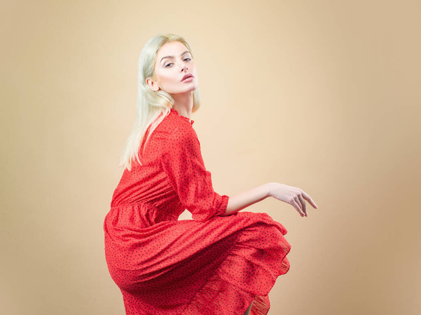 Sexy Woman Vogue. Fashion Model in Red Beauty Dress - Valokuva, kuva