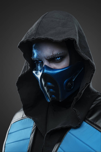 Portré Ice ninja sebhely öltözött jelmez motorháztető bámult kamera. - Fotó, kép