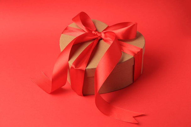 Beautiful heart shaped gift box with bow on red background - Fotoğraf, Görsel