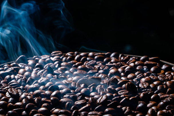 Κόκκοι καφέ ψήσιμο με καπνό, επιλεκτική εστίαση, και απαλή εστίαση. - Φωτογραφία, εικόνα