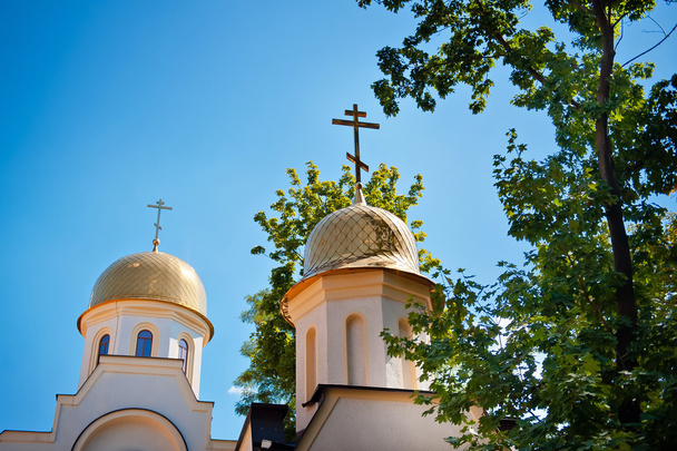 Kuppel der orthodoxen Kirche gegen den Himmel - Foto, Bild