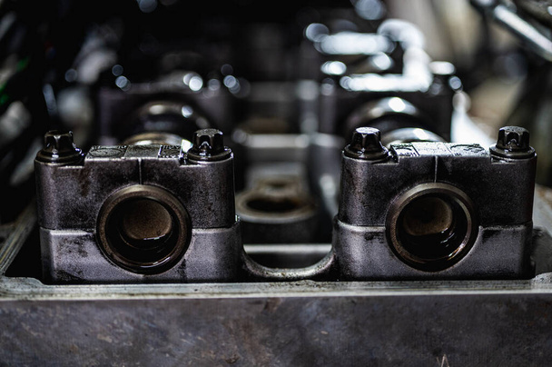 Close-up de um desmontado, motor, parte da caixa de transmissão automática de um carro em uma máquina em uma garagem ou estação de fábrica de reparação para reparação ou manutenção. Detalhe. Vista de perto - Foto, Imagem