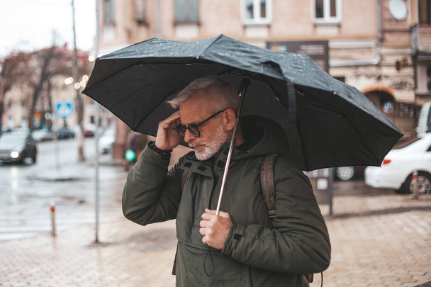 Migraine and headache when the weather changes. Unpleasant symptoms in a mature man in the rain. - Fotografie, Obrázek