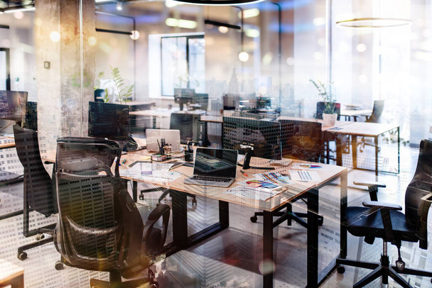 Сучасне офісне робоче місце з столами та ноутбуками
 - Фото, зображення