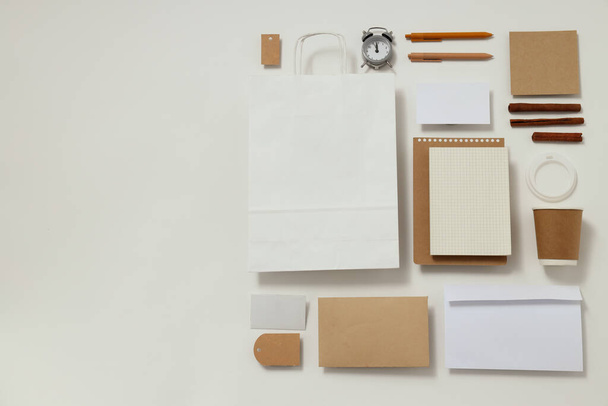 Mockup piatta laici con diversi accessori per l'ufficio su sfondo bianco - Foto, immagini