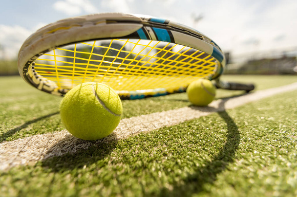 tennis racket with a tennis ball on a tennis court. - Φωτογραφία, εικόνα