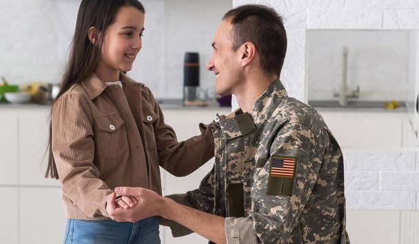 Soldado reunido com sua filha
 - Foto, Imagem