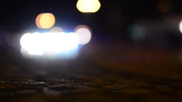 Nacht Stadt - Nacht Straße mit Autos - Lampen - Autoscheinwerfer - weich verschwommen - Schuss vom Boden - Zeitraffer - Filmmaterial, Video