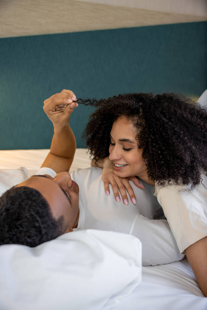 In love. Cute young couple feeling romantic in a hotel room - Foto, afbeelding