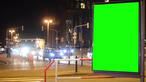 Billboard - zielony ekran - miasto noc - miejskich ulic z samochodów - Materiał filmowy, wideo