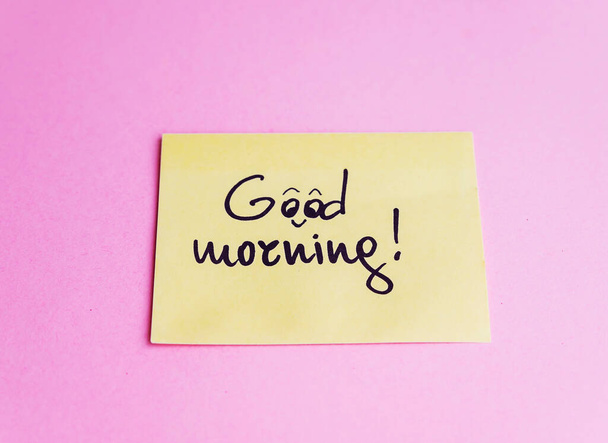 Good morning message on a sticky note on wooden background - Zdjęcie, obraz