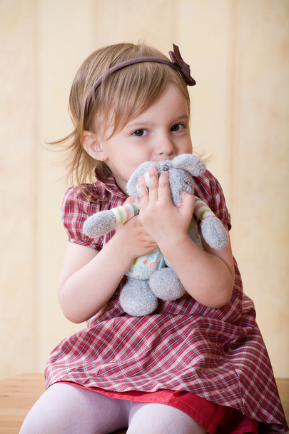 Little girl clasp toy rabbit to one's bosom - Фото, зображення