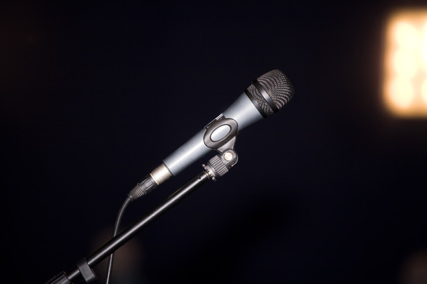 Mikrofon auf Sendung über schwarzer Szene - Foto, Bild