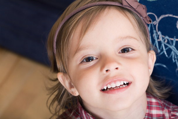Портрет веселой маленькой девочки с зарисованной доской
 - Фото, изображение