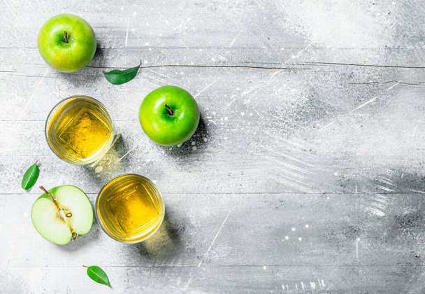 Apple juice in a glass Cup with fresh apples. On rustic background. - Fotoğraf, Görsel