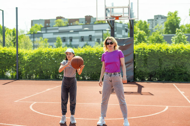 Anne ve kızı basketbol oynarken - Fotoğraf, Görsel