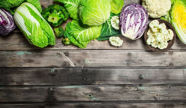 Lot of fresh juicy cabbage. On a wooden background. - Fotoğraf, Görsel