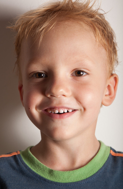 Portrait of smiling happy boy - Valokuva, kuva