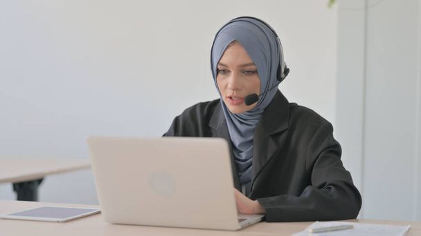 Muszlim üzletasszony fejhallgatóval Beszélgetés az ügyfelekkel Online call center - Fotó, kép