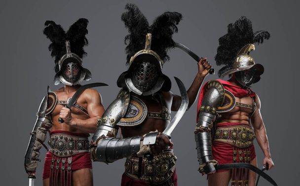Studio shot van antieke Romeinse krijgers gekleed in armors en gepruimde helmen. - Foto, afbeelding