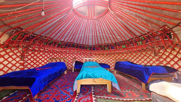 Inside view of a yurt, a circular tent in Kyrgyzstan that works as a house used by dungans and several distinct nomadic groups in Central Asia - Foto, Bild