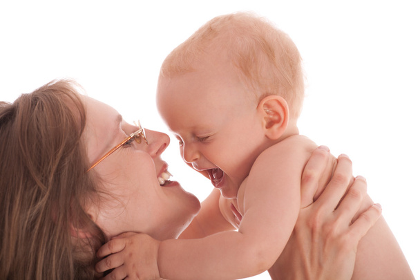 うれしそうな赤ちゃんと一緒に幸せな母の肖像画 - 写真・画像