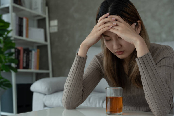 Depressziós fiatal ázsiai nő függő rossz közérzet whisky ivás egyedül otthon, stresszes frusztrált magányos alkoholfogyasztás szenved problémás alkohol, alkoholizmus, élet és család probléma - Fotó, kép