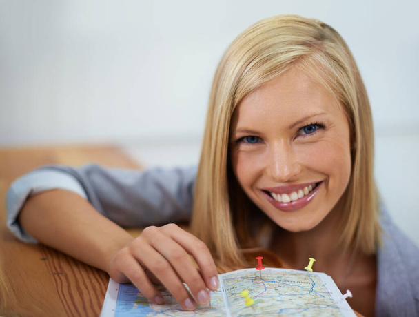 Biuro podróży, pin map i portret szczęśliwej kobiety planującej zwiedzanie miejsca, miejsce wypoczynku lub przygody światowej wycieczki. Agencja turystyczna, serwis i twarz osoby uśmiech na planie trasy transportu. - Zdjęcie, obraz