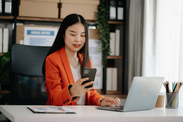 asian Businesswoman using  laptop  in office - Фото, зображення