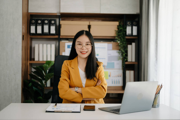 asian Businesswoman using  laptop  in office - Фото, изображение