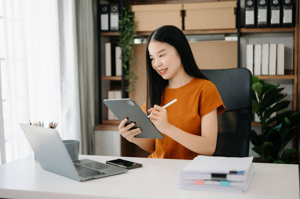 Asian businesswoman working in the office with  tablet and laptop in modern office - Foto, Bild