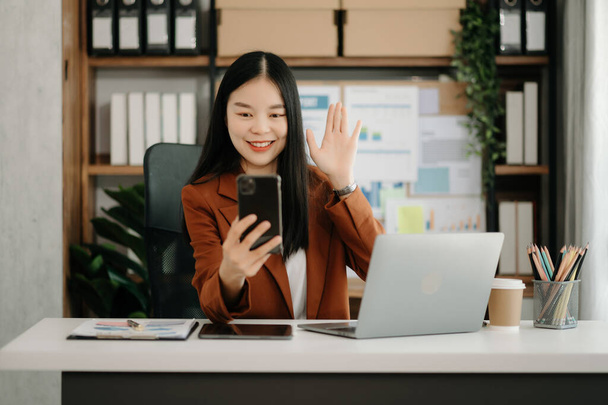 asian Businesswoman using  laptop  in office - Foto, immagini